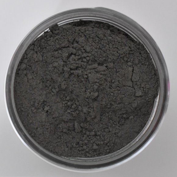 Detoxing vegan clay mask w/ charcoal and turmeric - Picture 3 of 4